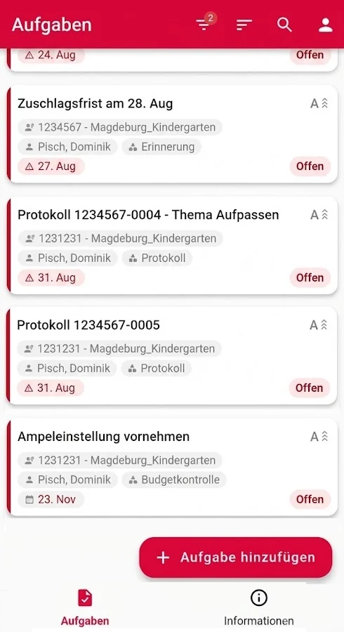 App-Ansicht: Aufgabenliste eines Bauprojekts — Protokolle, Erinnerung und Budgetkontrolle, je mit Projektnummer, Zuständigem, Frist und Status „Offen“.