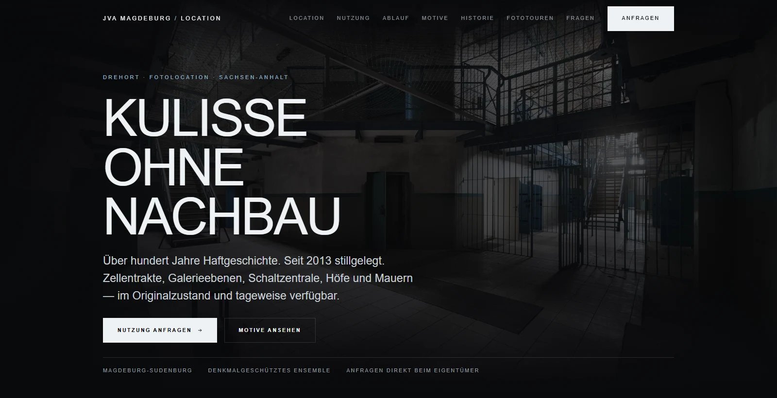 Startseite von jva-magdeburg.com am Desktop: der Schriftzug Kulisse ohne Nachbau vor dem Zellentrakt, darüber die Navigation zu Location, Nutzung, Ablauf, Motive, Historie und Fototouren.