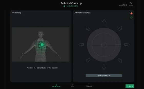 Dunkle Bedienoberfläche der Messplattform, technische Prüfung: links der Patient mit Sensor-Matrix über dem Brustkorb, rechts das Kalibrier-Rad mit Richtungspfeilen.