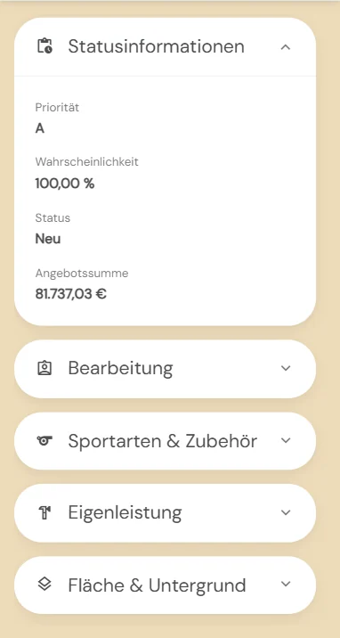 Mobile CRM-Ansicht eines Sportfeld-Bauvorhabens: Statusinformationen mit Priorität, Wahrscheinlichkeit, Status und Angebotssumme sowie Abschnitte für Bearbeitung, Sportarten, Eigenleistung und Untergrund.