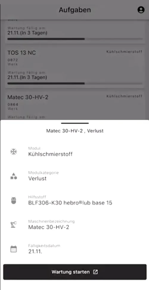 App-Ansicht: Liste fälliger Wartungen, darüber die Detailkarte einer Maschine mit Modul, Hilfsstoff und Fälligkeitsdatum sowie der Schaltfläche „Wartung starten“.